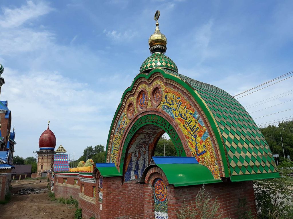Арка и купола Храма всех религий